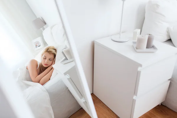 Fiatal nő alszik az ágyban otthon hálószoba — Stock Fotó