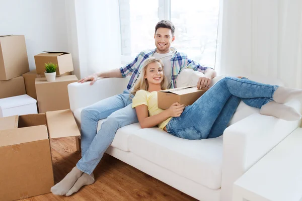 Ευτυχισμένο ζευγάρι με μεγάλα κουτιά από χαρτόνι στο νέο σπίτι — Φωτογραφία Αρχείου