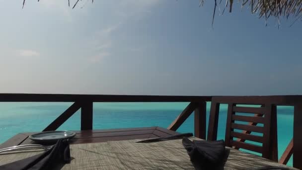 Terraza restaurante al aire libre con mesa sobre el mar — Vídeo de stock