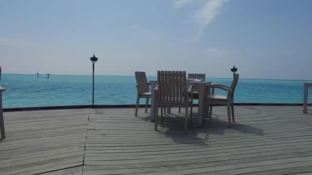 Buiten restaurant terras met meubilair over zee — Stockvideo