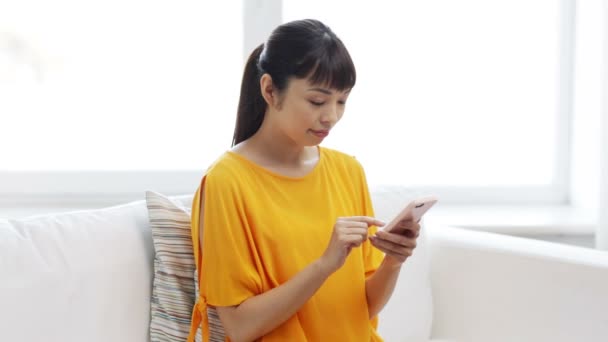 Mujer asiática feliz con smartphone en casa — Vídeo de stock