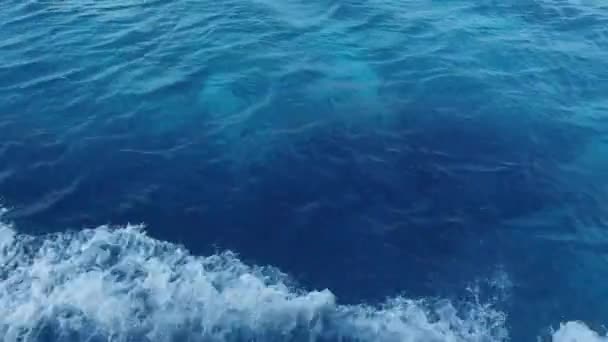Μπλε θάλασσα με βάρκα ίχνος — Αρχείο Βίντεο