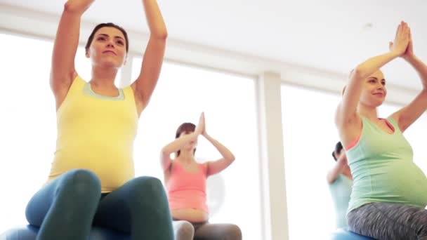 Mujeres embarazadas felices haciendo ejercicio en fitball en el gimnasio — Vídeos de Stock