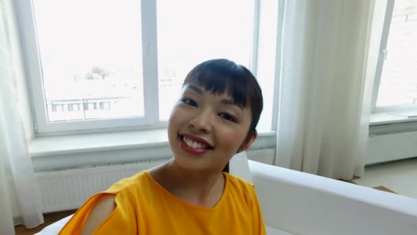 Happy asiatiska ung kvinna med selfie — Stockvideo