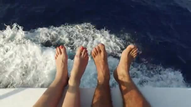 Voeten op het dek van een zeilboot of jacht zeilen in zee — Stockvideo