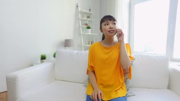 Щаслива азіатська жінка телефонує на смартфон вдома — стокове відео