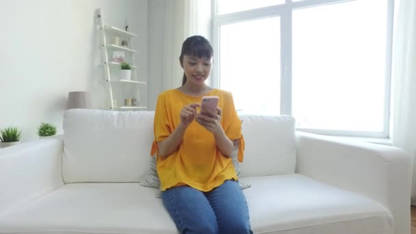 Heureux asiatique femme avec smartphone à la maison — Video