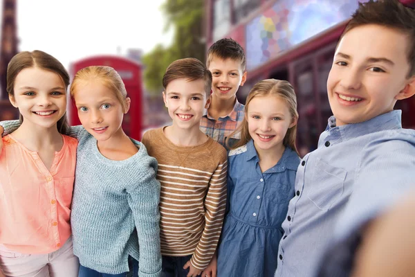 Szczęśliwe dzieci mówić selfie nad Londynem — Zdjęcie stockowe