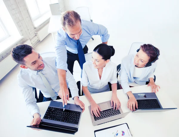 Gruppe von Menschen, die im Callcenter arbeiten — Stockfoto