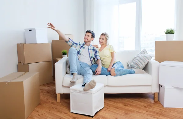 Pareja con cajas mudándose a casa nueva y soñando — Foto de Stock