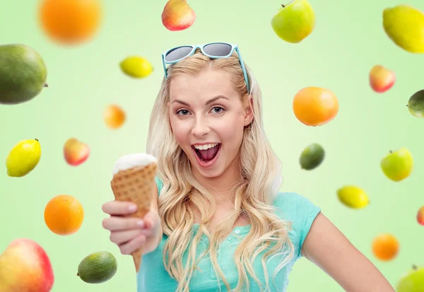 Щаслива молода жінка в сонцезахисних окулярах їсть морозиво — стокове фото