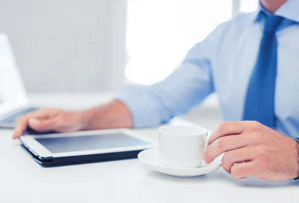 Homme d'affaires avec tablette PC et café au bureau — Photo