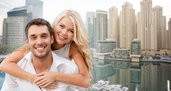 Glückliches Paar, das Spaß über Dubais Hintergrund hat — Stockfoto