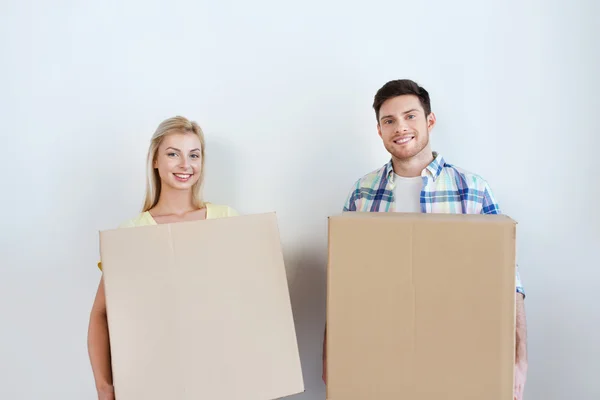 Sonriente pareja con grandes cajas moviéndose a nuevo hogar —  Fotos de Stock