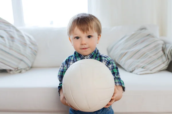 Glad liten pojke med boll hemma — Stockfoto