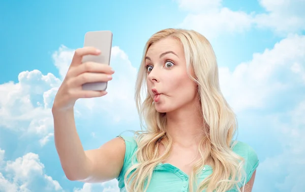 Rolig ung kvinna tar selfie med smartphone — Stockfoto