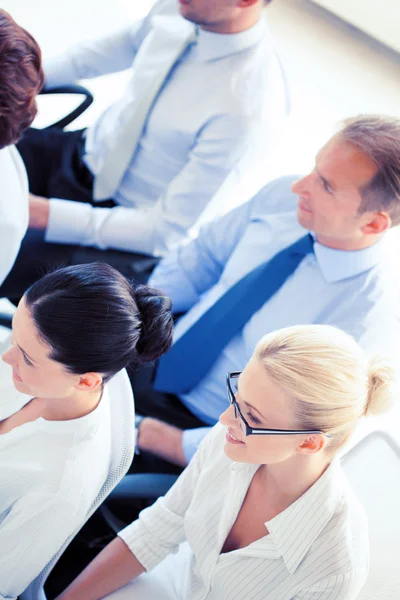 Geschäftsleute und Geschäftsfrauen auf Konferenz — Stockfoto