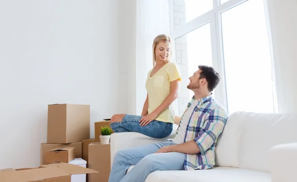 Счастливая пара с большими картонными коробками в новом доме — стоковое фото