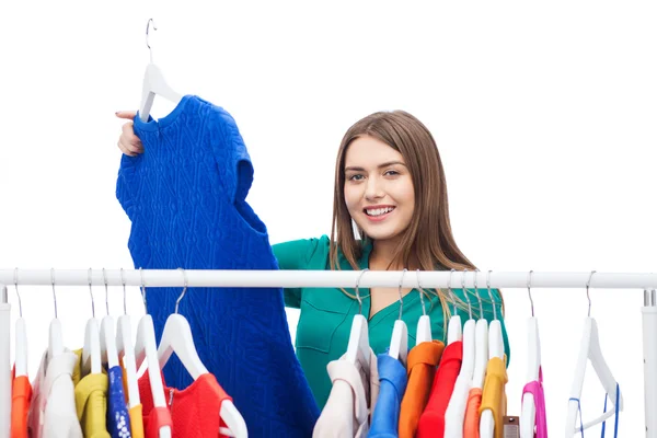 Mujer feliz eligiendo ropa en el armario de casa —  Fotos de Stock