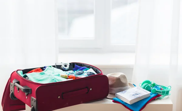 Primo piano della borsa da viaggio con vestiti e roba — Foto Stock