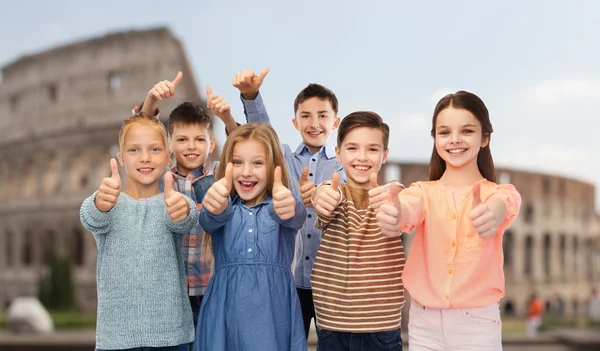 Kinderen tonen duimen boven het Colosseum in Rome — Stockfoto