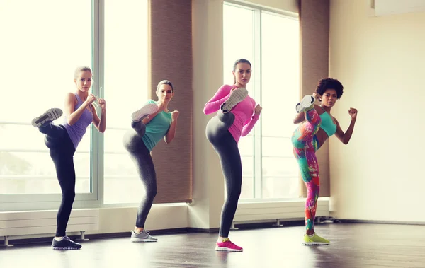 Gruppe von Frauen trainiert im Fitnessstudio — Stockfoto