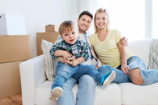 Gelukkig gezin met dozen verhuizen naar nieuw huis — Stockfoto