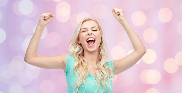 Felice giovane donna o ragazza teenager che celebra la vittoria — Foto Stock