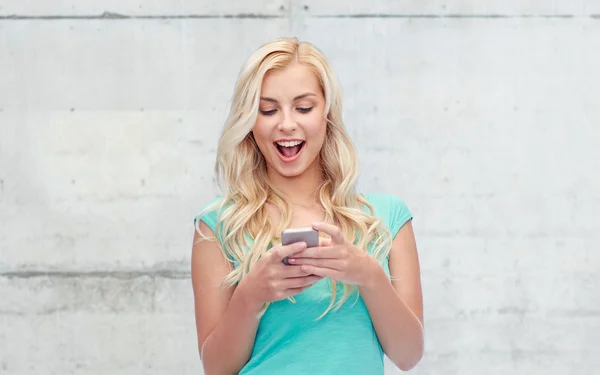 Счастливая молодая женщина или девочка-подросток со смартфоном — стоковое фото