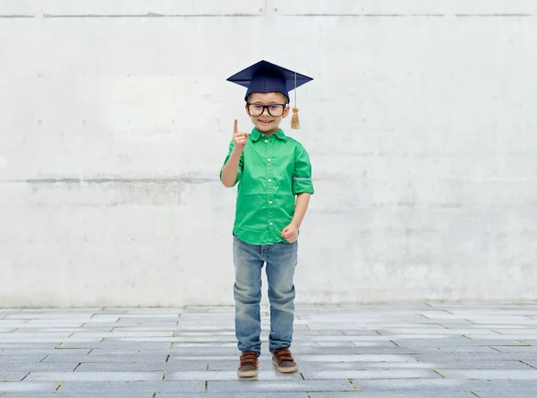 Felice ragazzo in cappello da scapolo e occhiali — Foto Stock