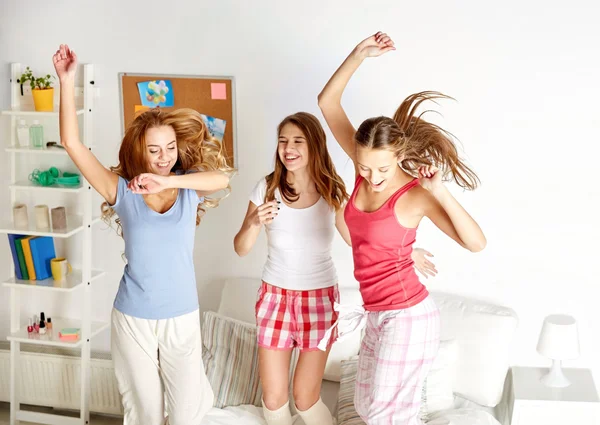 Happy přátelé nebo dospívající dívky baví doma — Stock fotografie