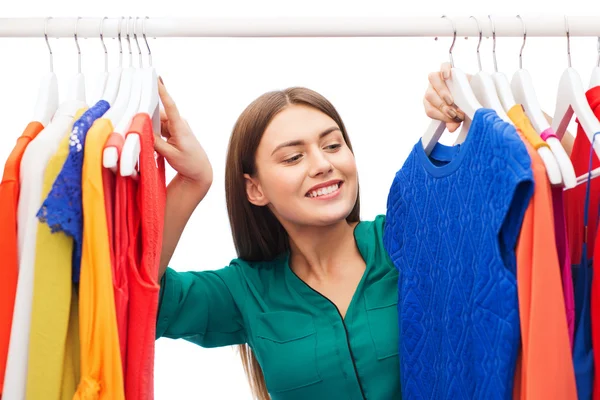 Glückliche Frau wählt Kleidung im heimischen Kleiderschrank Stockbild