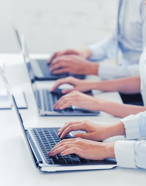 Groep van mensen die werken met laptops in office — Stockfoto