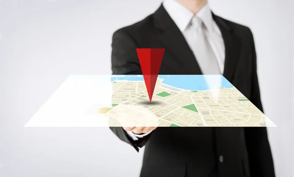 Primer plano de la mano del hombre que muestra el mapa del navegador GPS — Foto de Stock