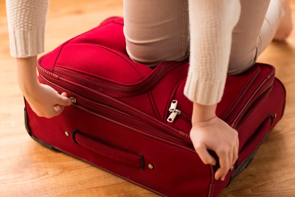 Close up de mulher embalagem saco de viagem para férias — Fotografia de Stock