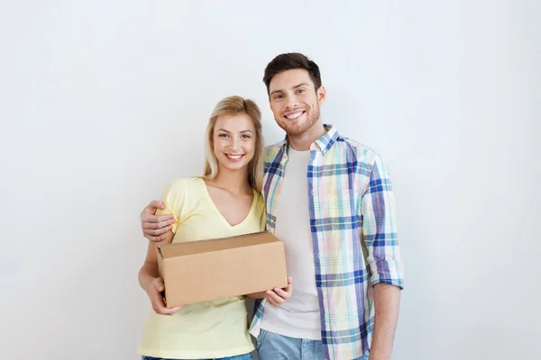Usmívající se pár s box stěhování do nového domova — Stock fotografie