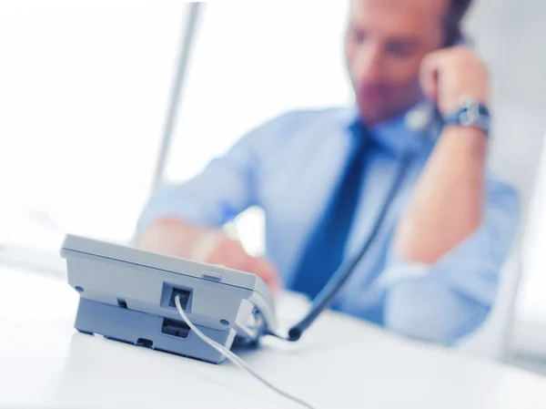 Bonito homem de negócios falando ao telefone — Fotografia de Stock