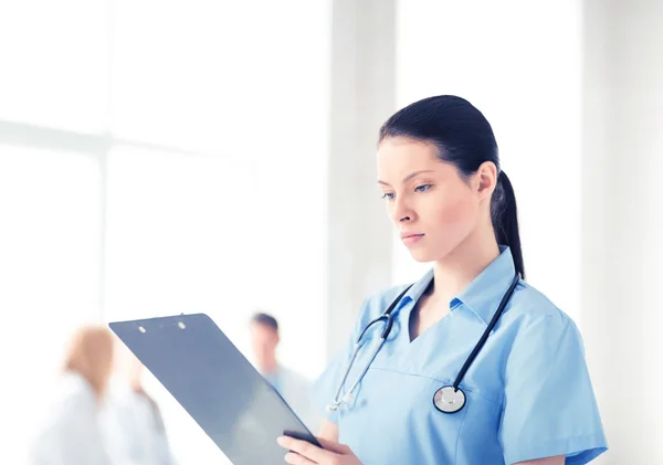 Médico o enfermera en el hospital — Foto de Stock