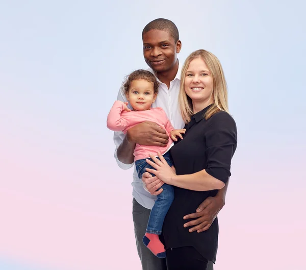 Família multirracial feliz com criança pequena — Fotografia de Stock