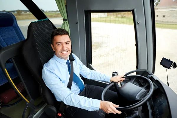 Happy řidič řidičské meziměstský autobus — Stock fotografie