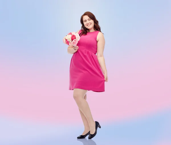 Feliz jovem plus tamanho mulher com ramo de flores — Fotografia de Stock