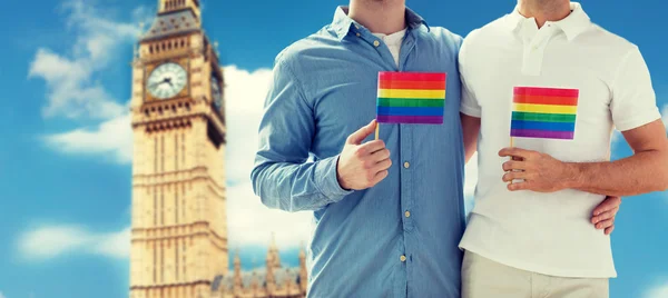 Cerca de macho gay pareja con arco iris banderas —  Fotos de Stock