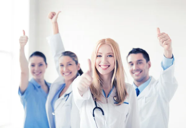 Grupo de médicos mostrando polegares para cima — Fotografia de Stock