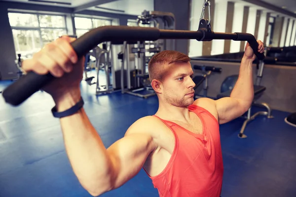 Músculos de flexión del hombre en el gimnasio de la máquina de cable —  Fotos de Stock