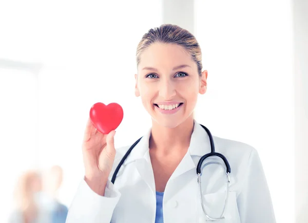 Medico femminile con cuore — Foto Stock