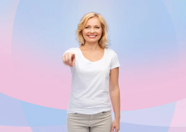 Mujer sonriente en camiseta blanca señalándote — Foto de Stock