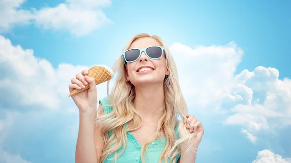 Heureuse jeune femme en lunettes de soleil manger de la crème glacée — Photo