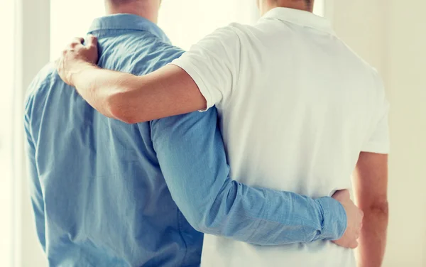 Close up de feliz masculino gay casal abraçando — Fotografia de Stock