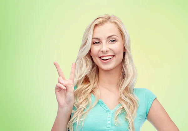 Glimlachen jonge vrouw of tienermeisje tonen van vrede — Stockfoto