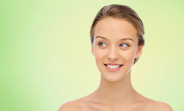 Sourire jeune femme visage et épaules — Photo